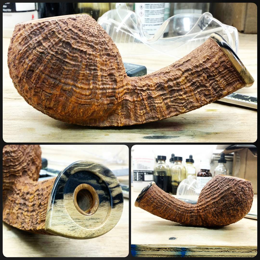 More progress on the #Magnum apple with teardrop shank. Shank adornment is a beautiful piece of black and white ebony.

#artisanpipe #artisanpipeshop #pipeplayground #briarlab #nkpwhq #blhq #smallbusiness #indianapolis #indiana #pipepix