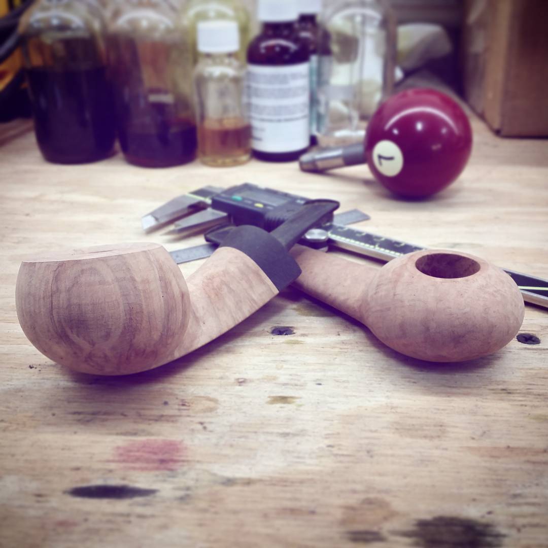 A short apple with teardrop shank and an eskimato in progress. Looks like both may be smooths!

#artisanpipe #artisanpipeshop #pipeplayground #briarlab #nkpwhq #blhq #smallbusiness #indianapolis #indiana #pipepix