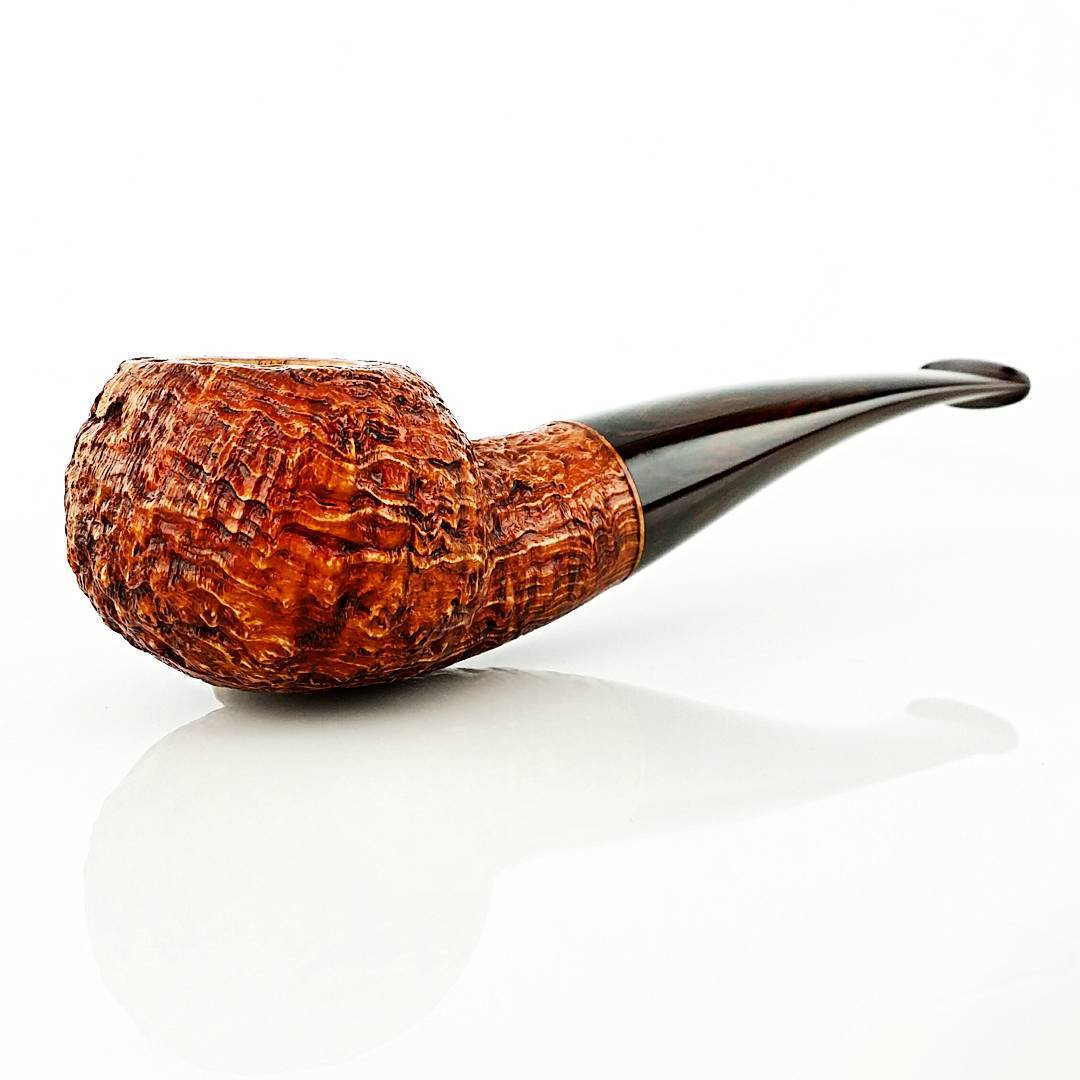 Small orange contrast blasted tomato. Unique blast rings on this one and a red cumberland tapered stem to match! About a group 2 in size.
#artisanpipe #artisanpipeshop #pipeplayground #briarlab #nkpwhq #blwhq #pipepix #indianapolis #indiana #smallbusiness #nowavailable